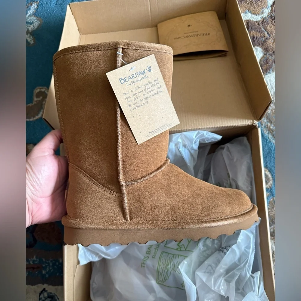 Bearpaw Women's Elle Short Hickory Suede  Boots . Size 8